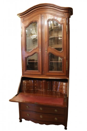 Chest of drawers and bookcase in solid mahogany, made in Nantes in the 18th century.