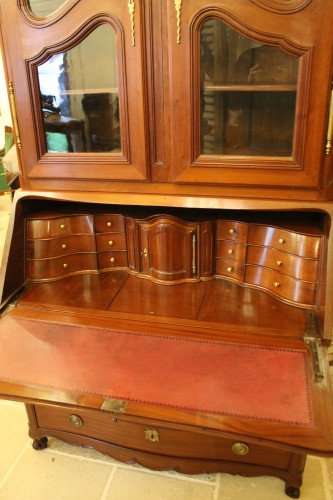 Antiquités - Chest of drawers and bookcase in solid mahogany, made in Nantes in the 18th century.