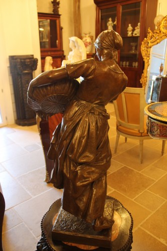 Sculpture Sculpture en Bronze - La Cribleuse de blé, importante sculpture en bronze d'Antonin LARROUX (1859-1937)