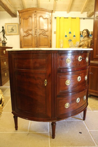 Petite commode demi lune en acajou, époque Louis XVI - Mobilier Style Louis XVI