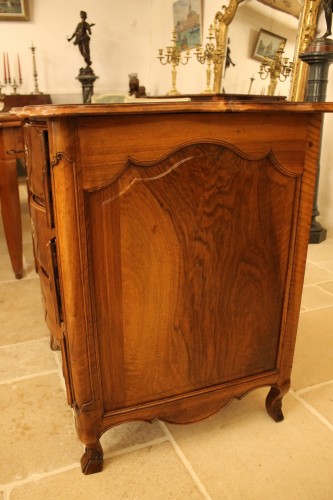 18th century - Small Louis XV chest of drawers in walnut, provincial work