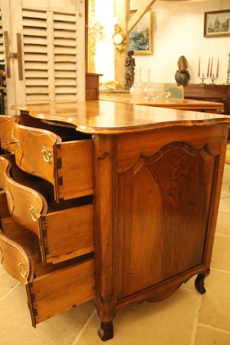 Petite commode d'époque Louis XV en noyer, travail provincial - Louis XV