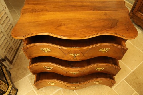 Louis XV - Petite commode d'époque Louis XV en noyer, travail provincial