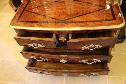 XVIIIe siècle - Commode d'époque Régence marquetée de bois de violette