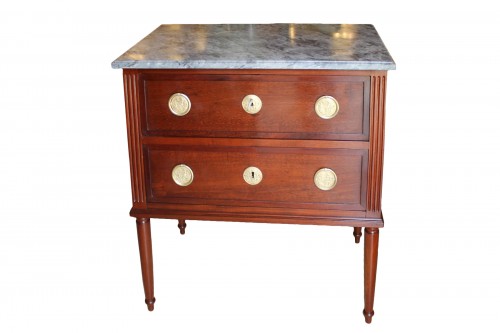 Petite commode sauteuse d'époque Louis XVI en acajou