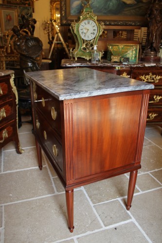 Mobilier Commode - Petite commode sauteuse d'époque Louis XVI en acajou