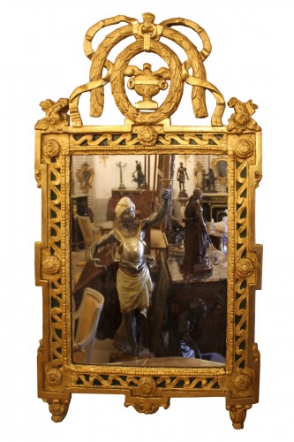 Miroir à fronton en bois sculpté et doré, époque Louis XVI