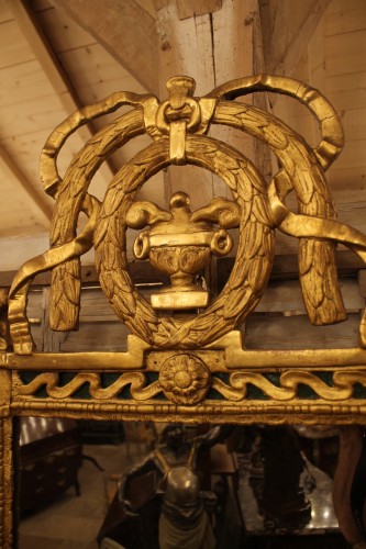 Miroir à fronton en bois sculpté et doré, époque Louis XVI - Miroirs, Trumeaux Style Louis XVI