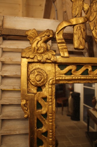 Miroirs, Trumeaux  - Miroir à fronton en bois sculpté et doré, époque Louis XVI