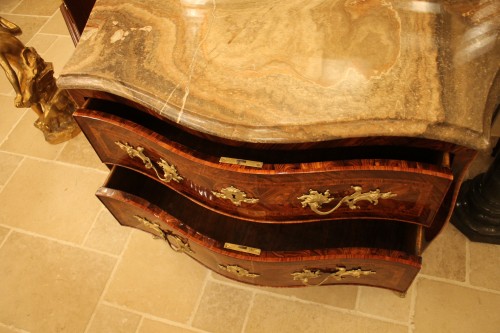  - Commode marquetée, travail Napolitain du XVIIIe siècle