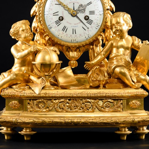 Pendule Louis XVI “Allégorie des sciences” d’après un modèle de Lieutaud - Apollo Art & Antiques