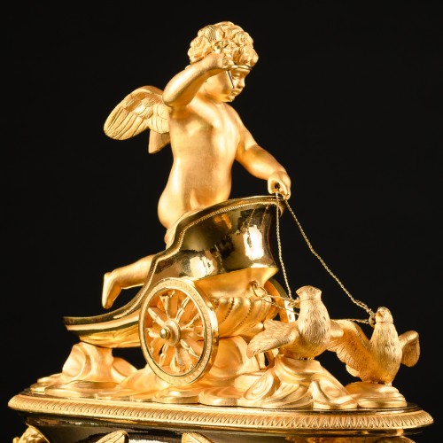 Antiquités - Pendule Empire “Eros guidant un char”