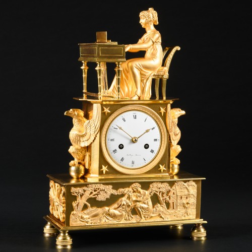 Pendule de cheminée Empire en bronze doré “L’épinettiste” - Apollo Art & Antiques