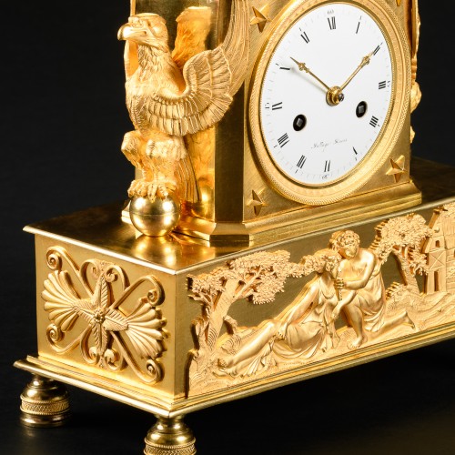 Antiquités - Empire gilt bronze mantel clock “L’épinettiste”