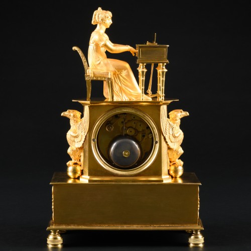 Antiquités - Pendule de cheminée Empire en bronze doré “L’épinettiste”