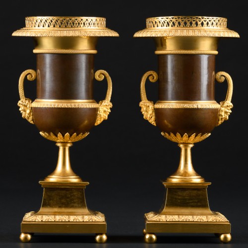 XIXe siècle - Paire de vases Empire en bronze doré et patiné