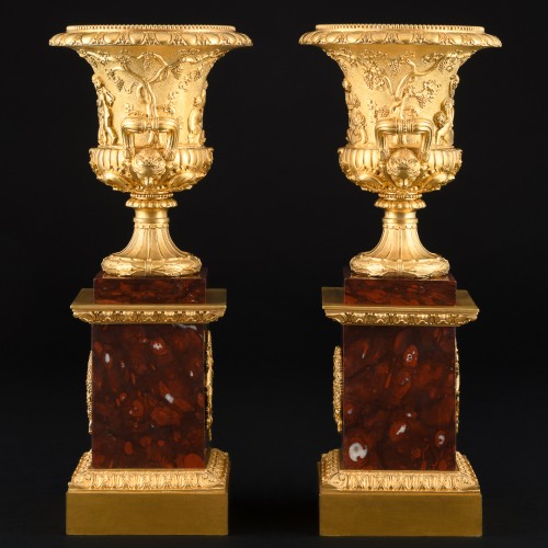Grande paire de vases Empire Médicis avec scènes de Bacchanales - Apollo Art & Antiques