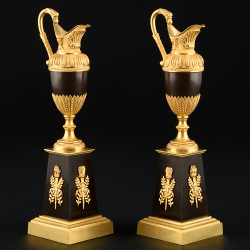 Luminaires Bougeoirs et Chandeliers - Paire de bougeoirs Empire en forme d’aiguières  vers 1810