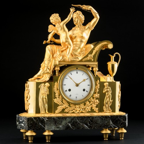 Pendule Empire mythologique « Vénus désarmant l’Amour », vers 1810 - Apollo Art & Antiques