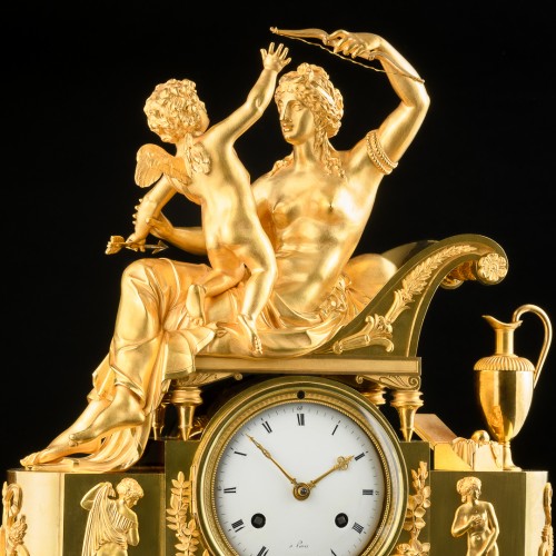 XIXe siècle - Pendule Empire mythologique « Vénus désarmant l’Amour », vers 1810