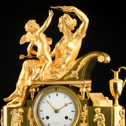 Antiquités - Pendule Empire mythologique « Vénus désarmant l’Amour », vers 1810