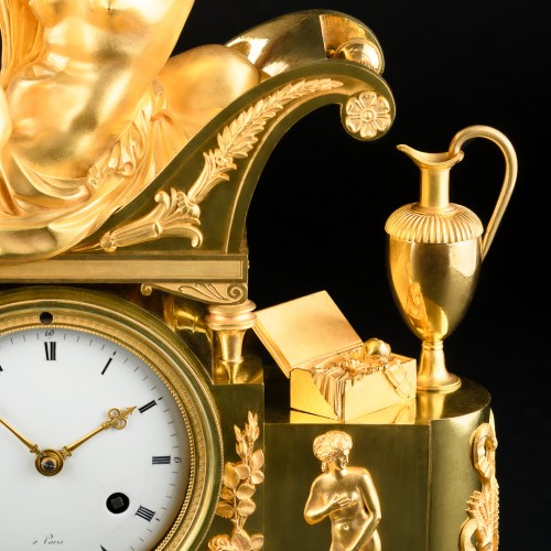 Antiquités - Pendule Empire mythologique « Vénus désarmant l’Amour », vers 1810