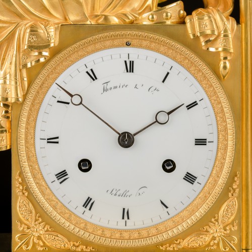 Horlogerie Pendule - Pendule Empire mythologique « Iris attachant ses ailes » signée Thomire