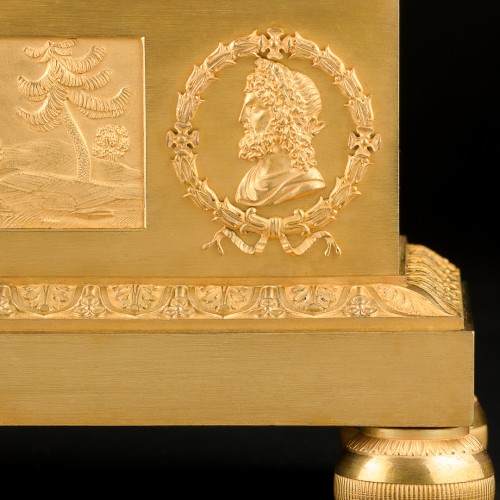 XIXe siècle - Pendule Empire mythologique « Iris attachant ses ailes » signée Thomire