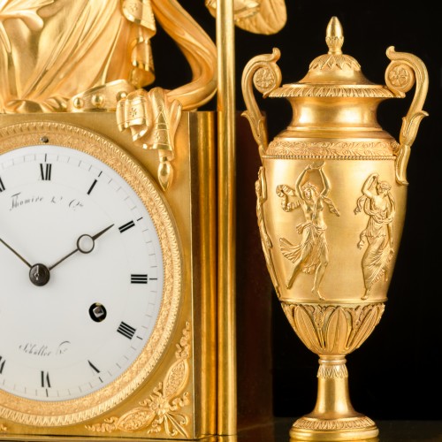 Antiquités - Pendule Empire mythologique « Iris attachant ses ailes » signée Thomire