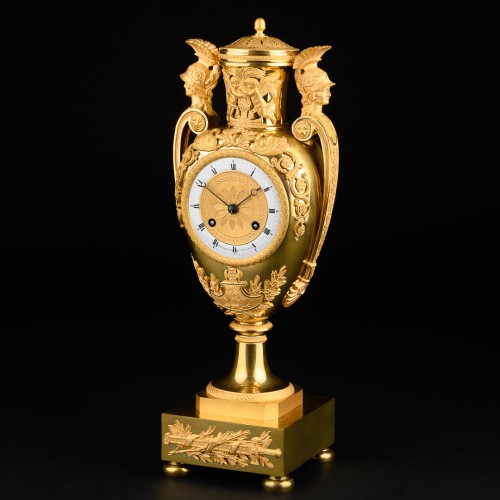 Empire vase-shaped mantel clock with Roman soldier busts - 