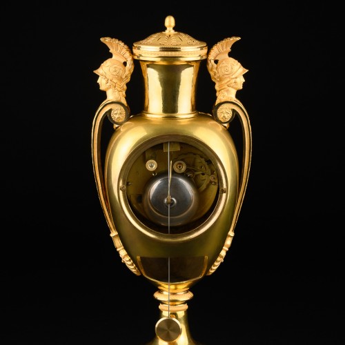 Empire - Empire vase-shaped mantel clock with Roman soldier busts