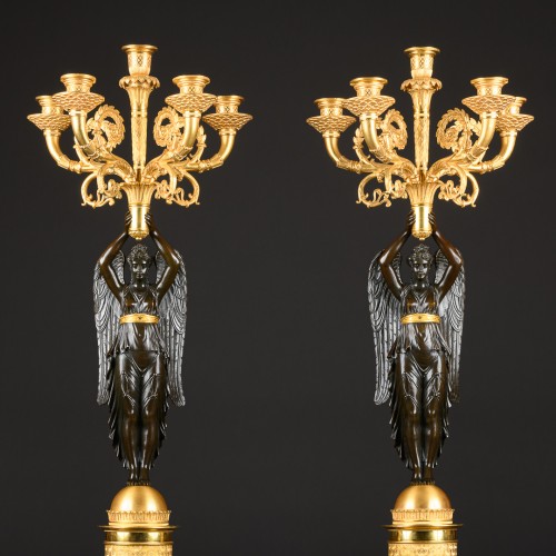 Luminaires Bougeoirs et Chandeliers - Paire de candélabres Empire aux Victoires ailées