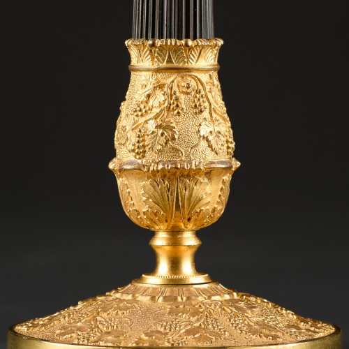 XIXe siècle - Paire de bougeoirs Restauration en bronze doré et patiné