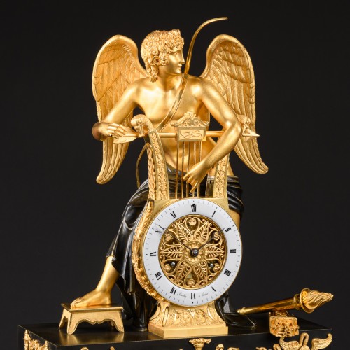 Pendule Empire “Eros penché sur sa Lyre”, cadran signé Bailly à Paris - Empire