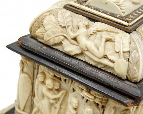 Antiquités - Embriachi Workshop (15th Century)  Casket with life of Paris' life scenes  