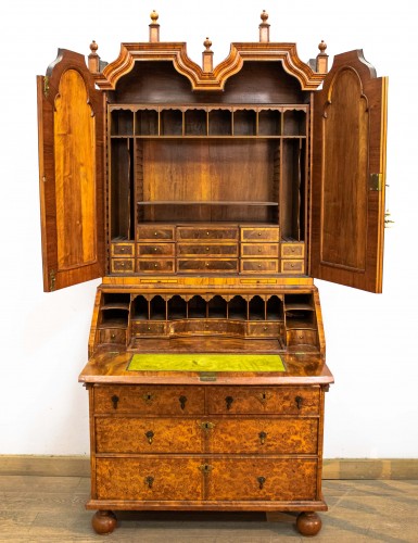 Bureau Bookcase circa 1815  Queen Anne style - Furniture Style 