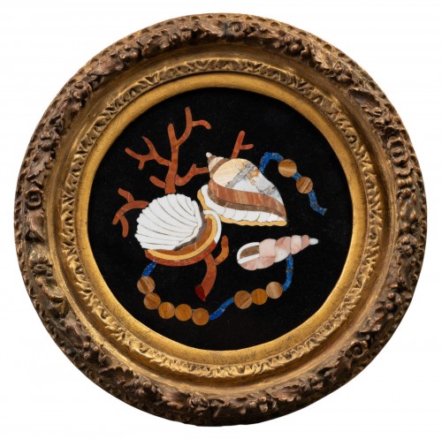 Marqueterie de pierres dures en tondo – coquillages et coraux