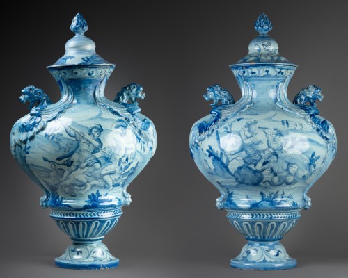Céramiques, Porcelaines  - Grands vases balustres couverts, Savona XVIIIe siècle