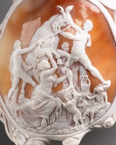 Le taureau Farnese, coquillage sculpté en camée - Giovanni Sabbato - Objets de Curiosité Style 