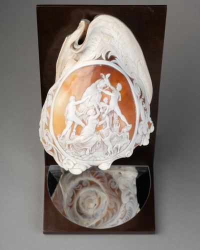 Antiquités - Le taureau Farnese, coquillage sculpté en camée - Giovanni Sabbato
