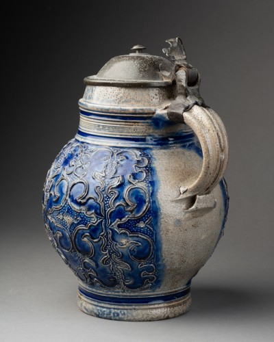 Céramiques, Porcelaines  - Pichet en grès émaillé bleu du XVIIe siècle