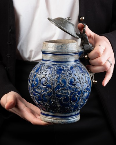 XVIIe siècle - Pichet en grès émaillé bleu du XVIIe siècle