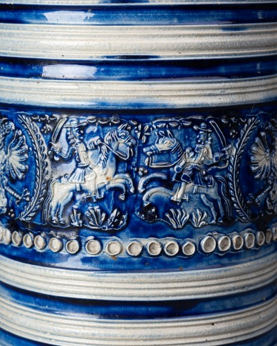 Louis XIV - Chope en grès émaillé à l'aigle impérial – Raeren 1689