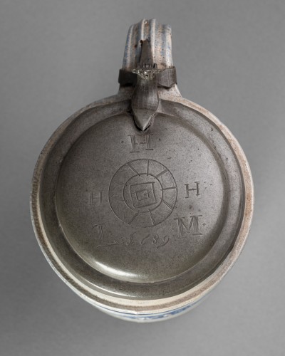 Antiquités - Chope en grès émaillé à l'aigle impérial – Raeren 1689