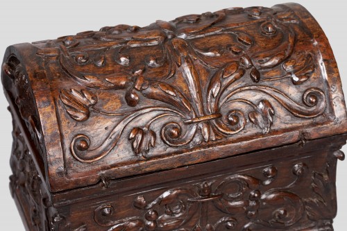 Coffret en noyer sculpté XVIIe siècle - 