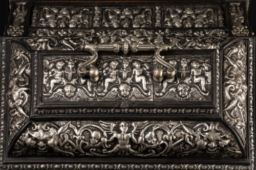 Coffret en bois noirci et métal argenté à décor Renaissance - 