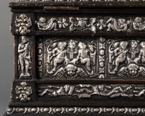Antiquités - Coffret en bois noirci et métal argenté à décor Renaissance
