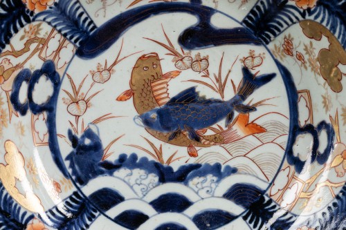 Plat aux carpes affrontées - Imari fin 17e /début 18e siècle - Céramiques, Porcelaines Style 