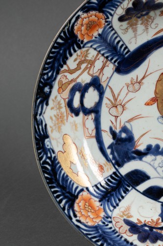Céramiques, Porcelaines  - Plat aux carpes affrontées - Imari fin 17e /début 18e siècle