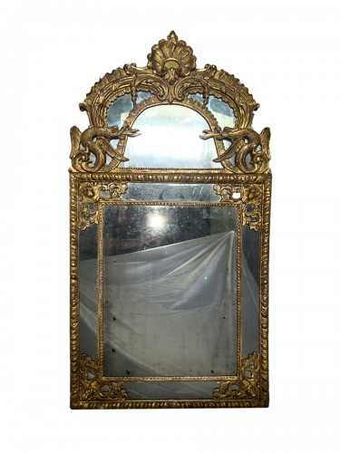 Miroir quadrangulaire à parecloses en bois doré d’époque Régence